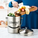 Femme versant des épluchures dune planche dans le seau à compost, couvercle posé à côté
