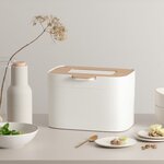 Seau Elin blanc et bambou sur une table avec des assiettes, une bouteille et des branches séchées