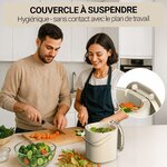 Couple cuisinant avec le couvercle du seau accroché sur le bord, sans contact avec le plan de travail