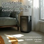 Composteur Reencle Prime posé dans un salon près dun canapé, capacité de 1 kg par jour