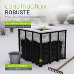 Composteur en métal sous la neige, avec le texte sur sa protection contre les intempéries