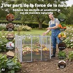 Homme présentant le composteur à grille et les déchets acceptés : feuilles, tontes, marc de café