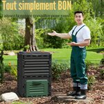 Jardinier en salopette présentant le composteur BigDean 300 L dans un jardin