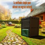 Composteur BigDean installé au bord dune allée de pierres dans un jardin automnal