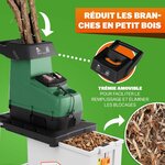 Branches introduites dans le broyeur, trémie amovible et copeaux de bois dans le bac