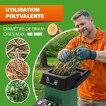 Homme ganté broyant des branches de diamètre maximal 45 mm, avec exemples de branchages