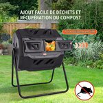 Composteur rotatif dans un jardin avec la porte coulissante ouverte sur des déchets de cuisine