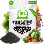 Sachet de 5 L de vermicompost Baltic Worm 100 % naturel, devant un tas d'humus et des légumes du potager