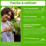 Jardinière empotant une plante, avec les doses de lombricompost pour germination, repiquage et plantation