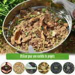 Tamis rempli de terre et de feuilles sèches, avec ses usages : terre, compost, gravier, roches