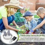 Jardinière et deux enfants plantant, avec le tamis, la pelle et les gants du kit en médaillon