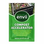 Sachet vert daccélérateur de compost Envii vu de face, avec un bac à compost en bois imprimé