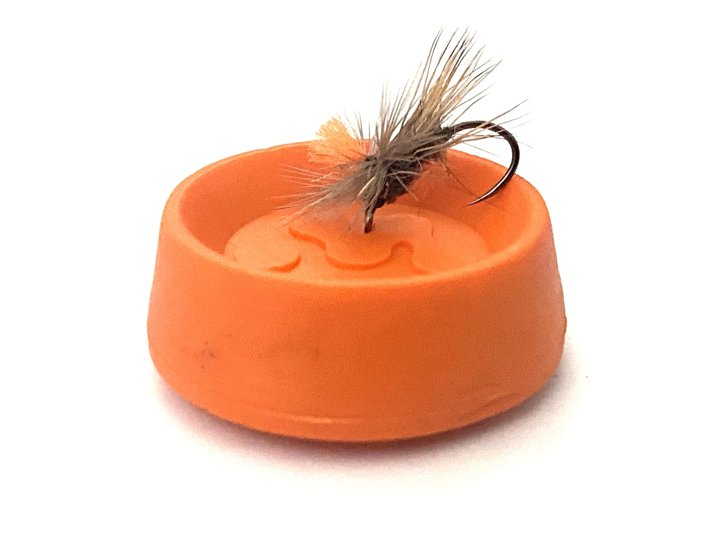êcheur à la mouche utilisant le porte-mouches Magnet-Ique sur la rivière