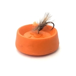 êcheur à la mouche utilisant le porte-mouches Magnet-Ique sur la rivière