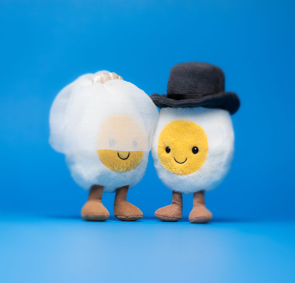 A6BEGRM-A6BEBR-Amuseable-Boiled-Egg-Bride-and-Groom-High-Summer-Blue-Detail-Shot-3