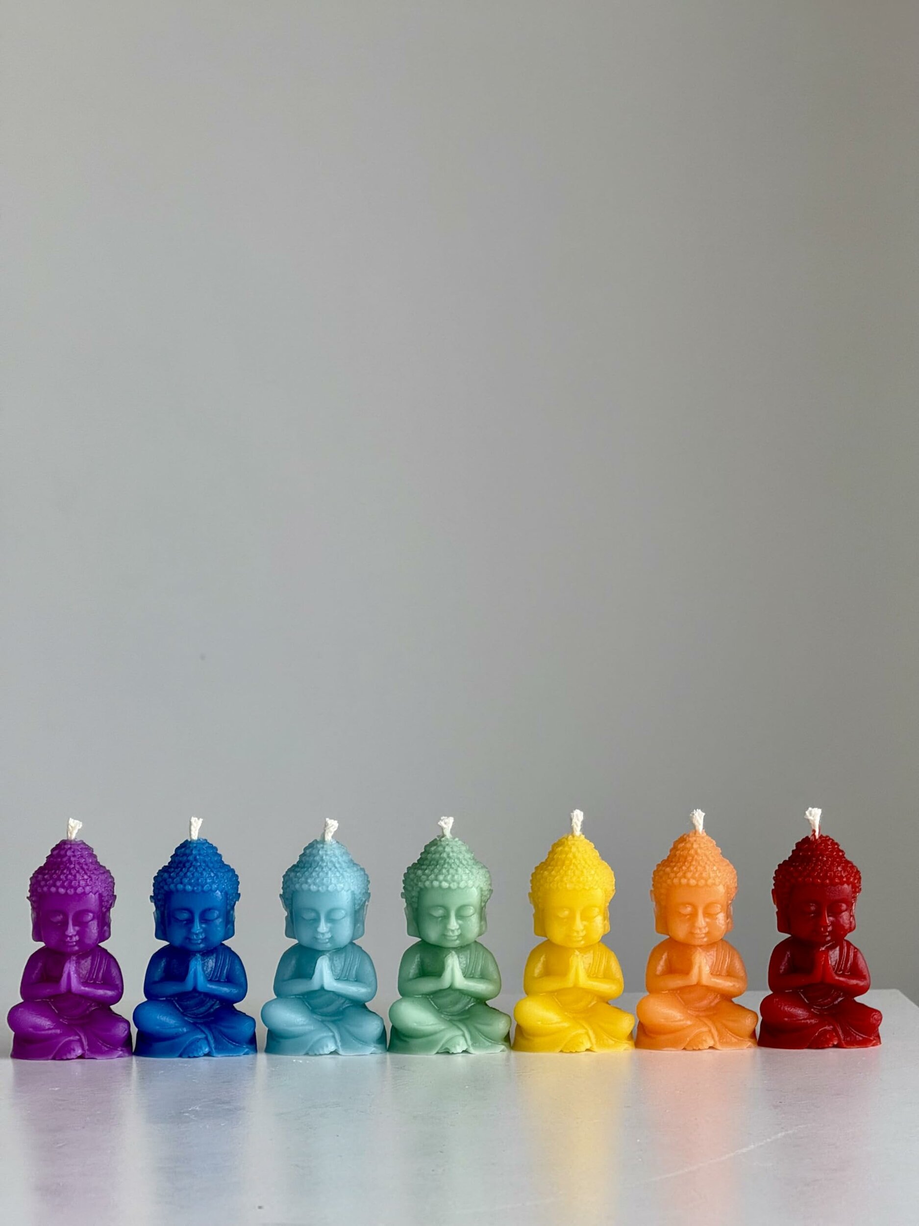 RS Lot de 7 bougies Chakra Bouddha - 100 % cire dabeille - Figurines chakras faites à la main aux couleurs de larc-en-ciel
