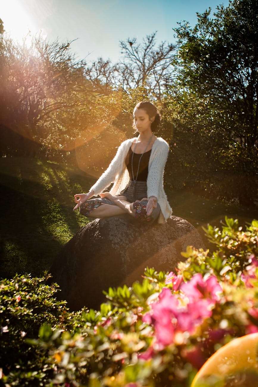 Femme méditant sur un rocher