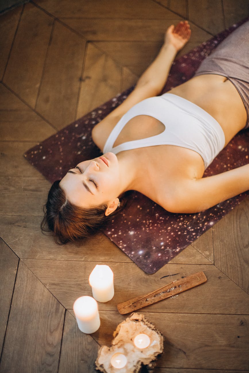 Femme se détendant sur un tapis de yoga
