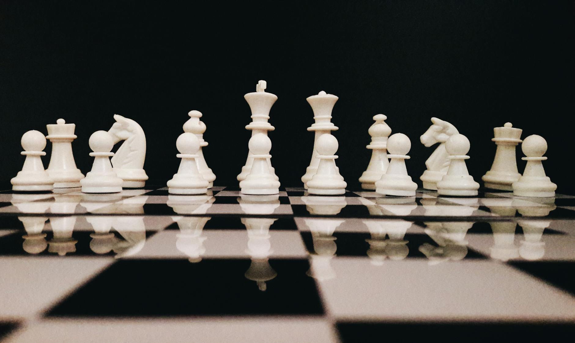 piece d echecs blanche sur le dessus de l echiquier