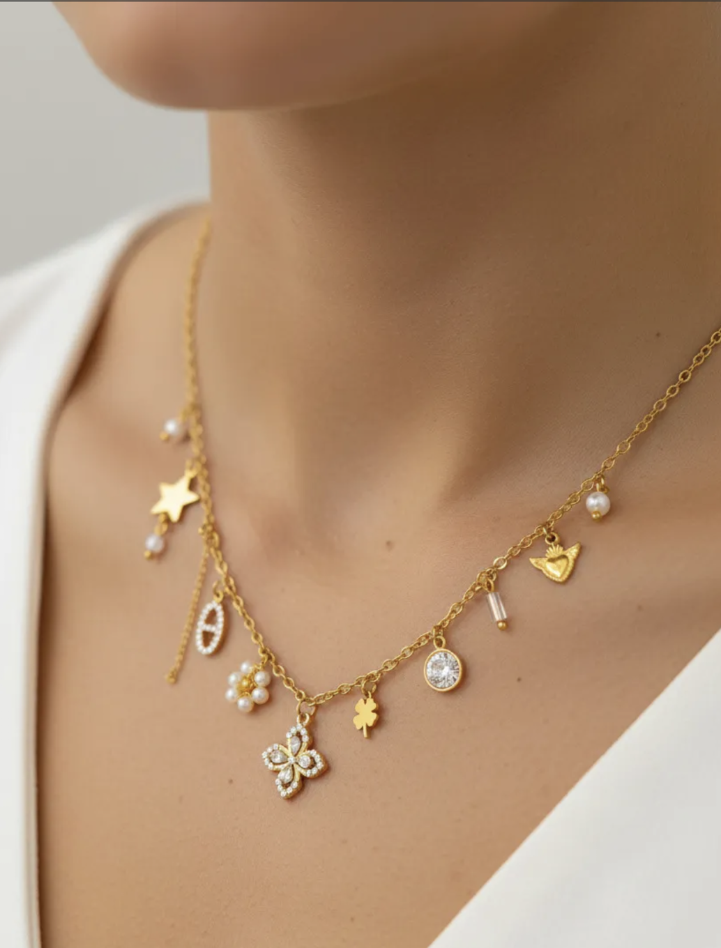 Collier Roma : chaîne ornée de plusieurs breloques aux formes variées