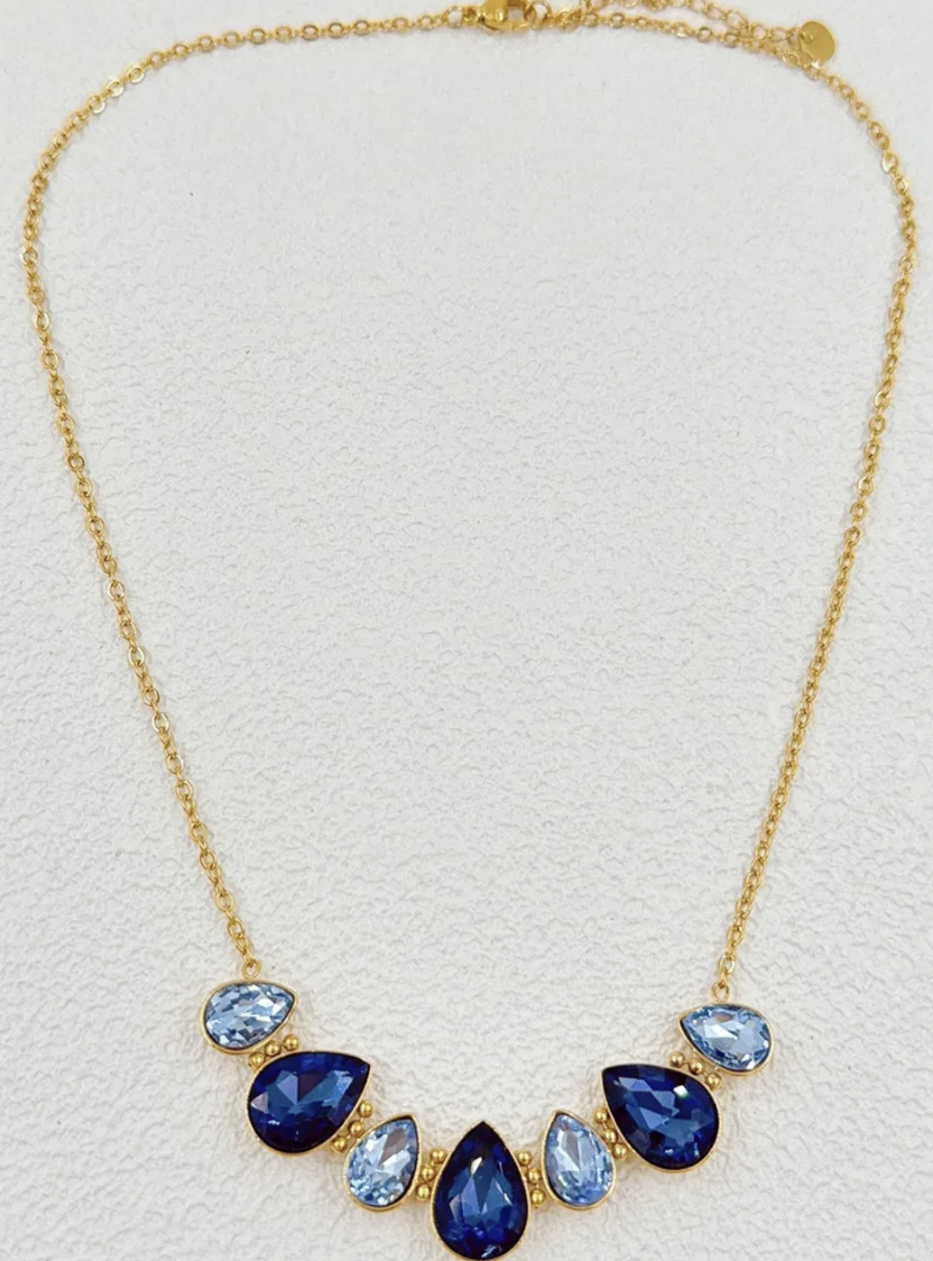 Collier Verona : motif central composé de sept ornements en forme de goutte