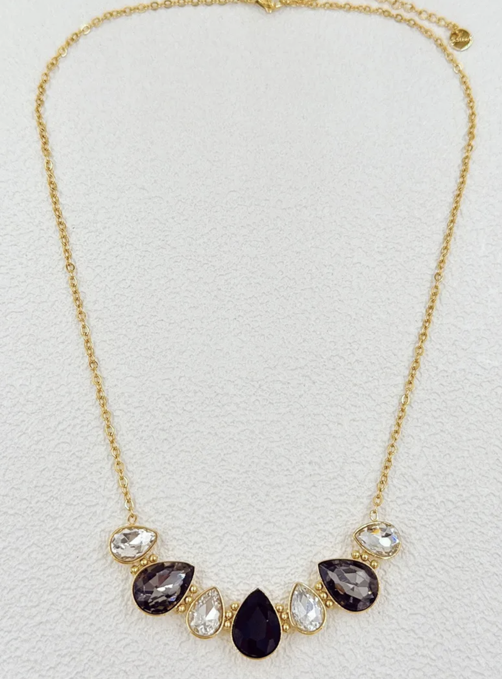 Collier Verona : motif central composé de sept ornements en forme de goutte