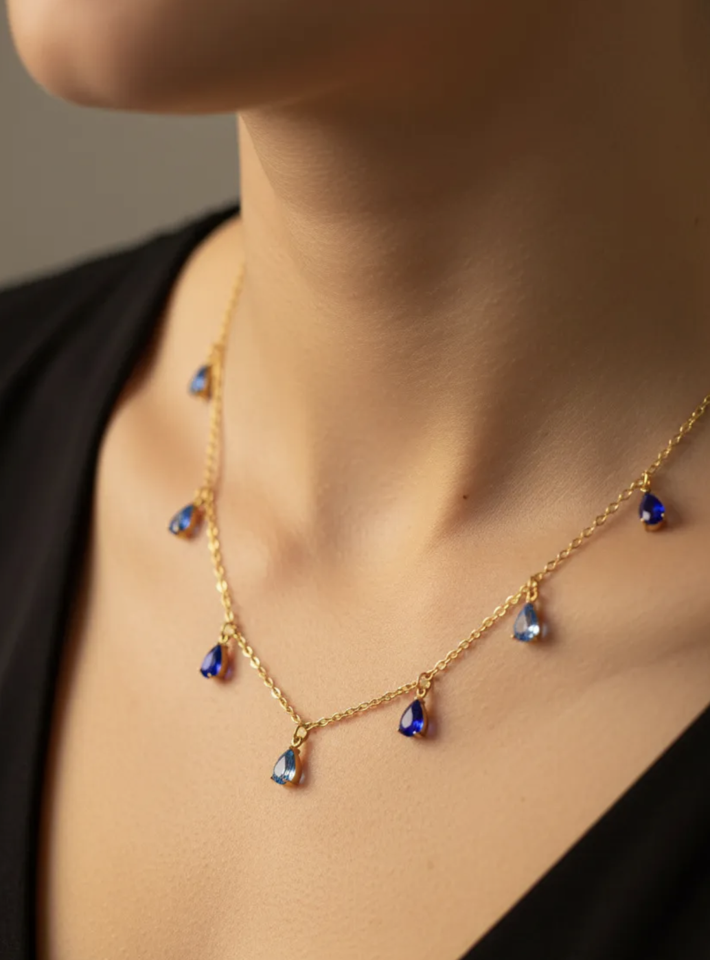 Collier Amalfi : petits ornements facettés en forme de goutte, espacés sur la chaîne