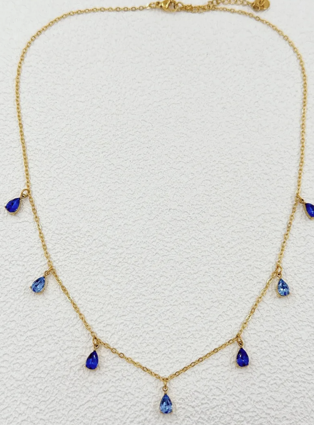 Collier Amalfi : petits ornements facettés en forme de goutte, espacés sur la chaîne