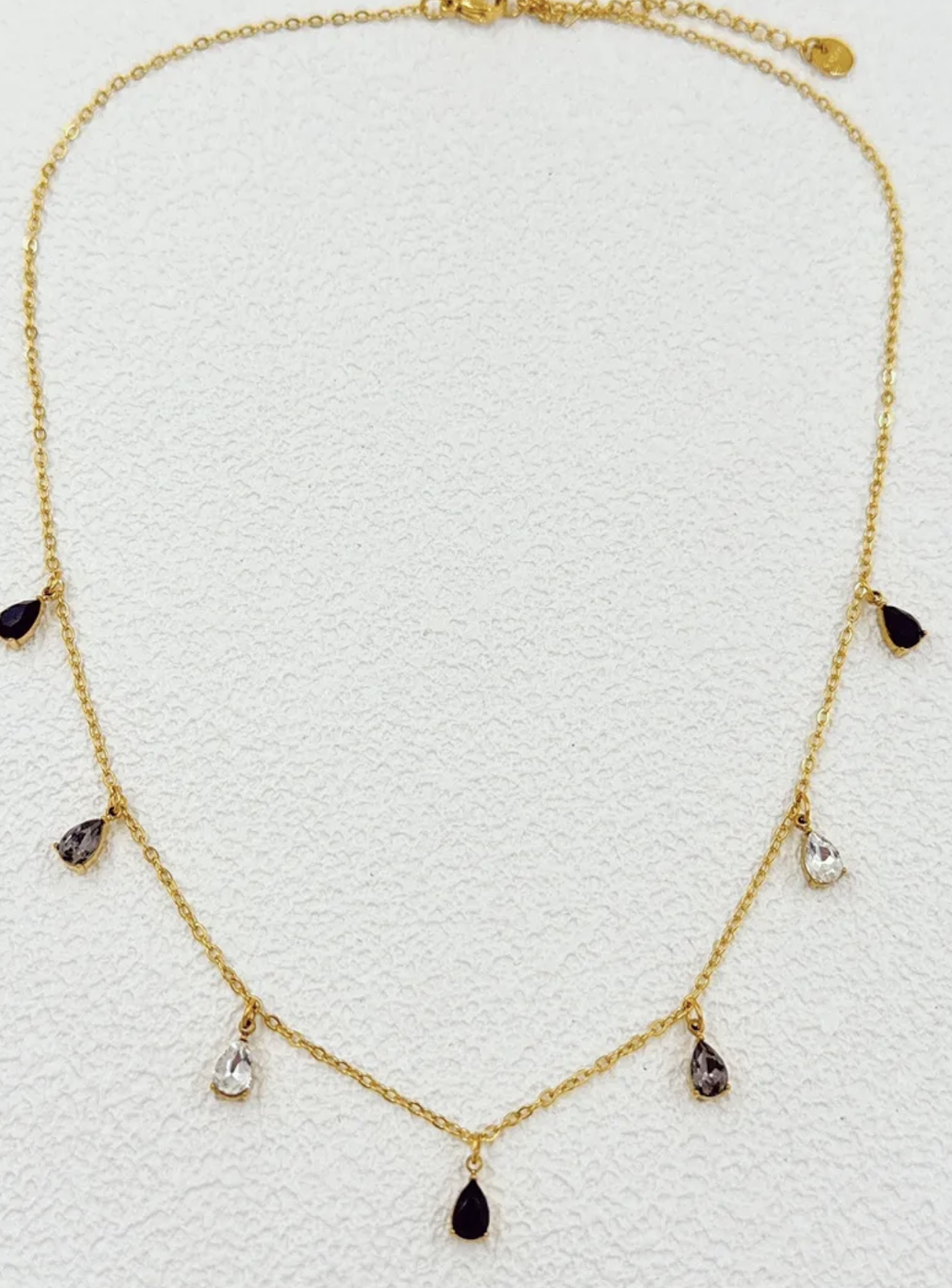 Collier Amalfi : petits ornements facettés en forme de goutte, espacés sur la chaîne