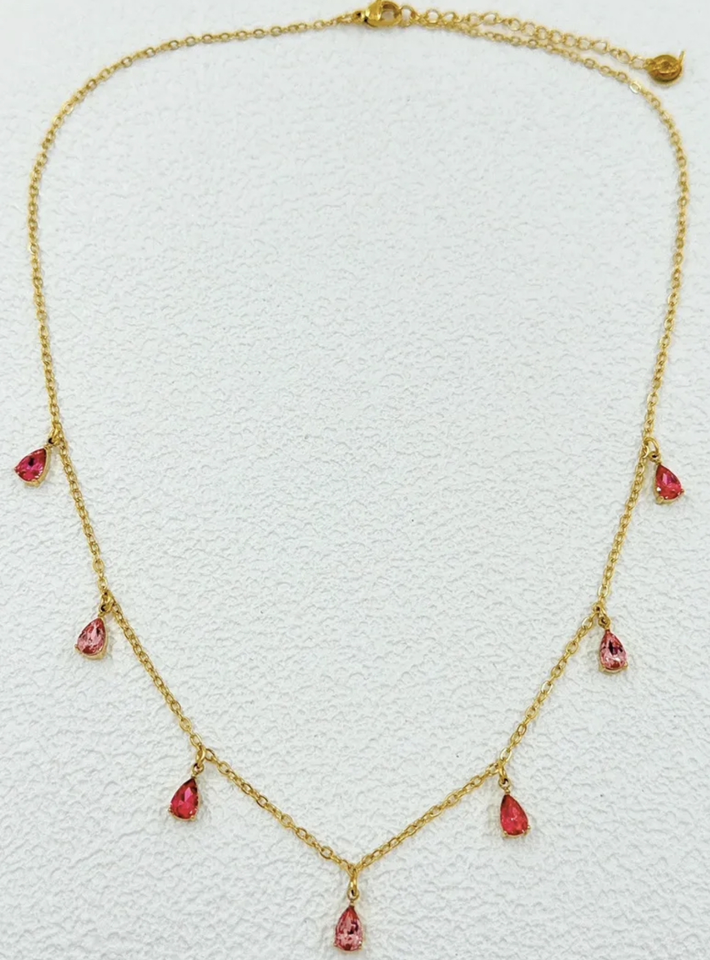 Collier Amalfi : petits ornements facettés en forme de goutte, espacés sur la chaîne