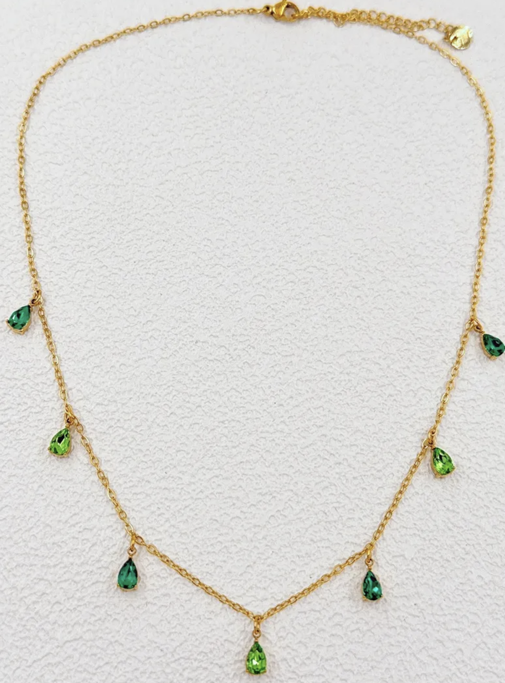 Collier Amalfi : petits ornements facettés en forme de goutte, espacés sur la chaîne