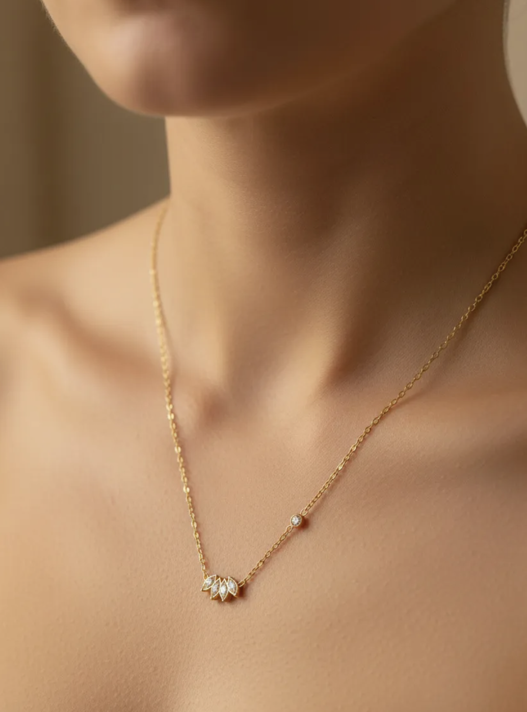 Collier Lucca : Petit motif de feuilles ajourées et détail rond brillant