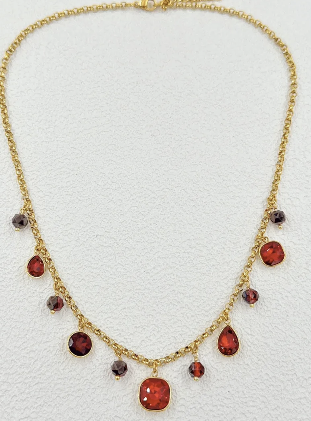 Collier Ravello : Ornements facettés ronds, carrés et en goutte, accompagnés de petites perles