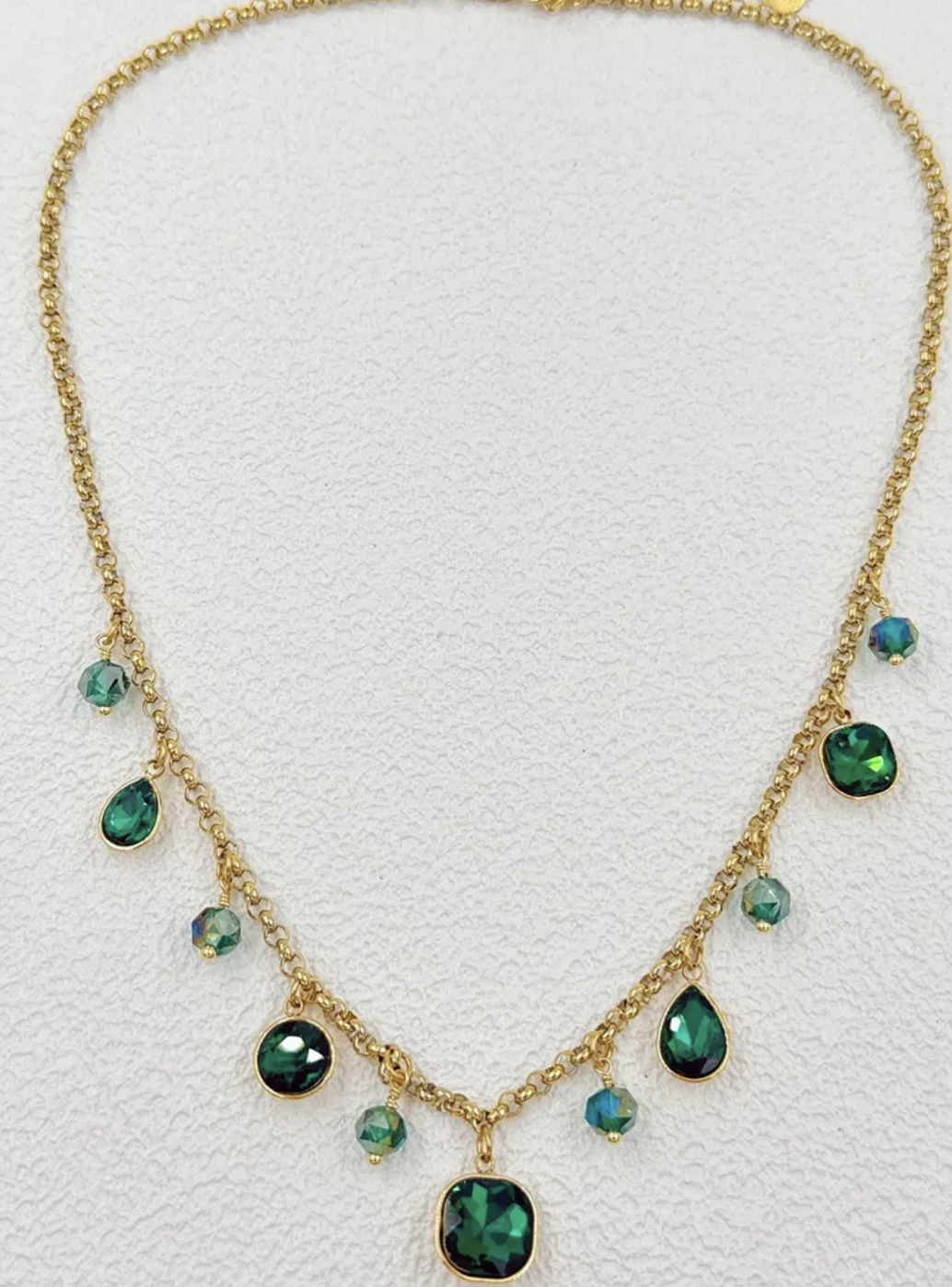 Collier Ravello : Ornements facettés ronds, carrés et en goutte, accompagnés de petites perles