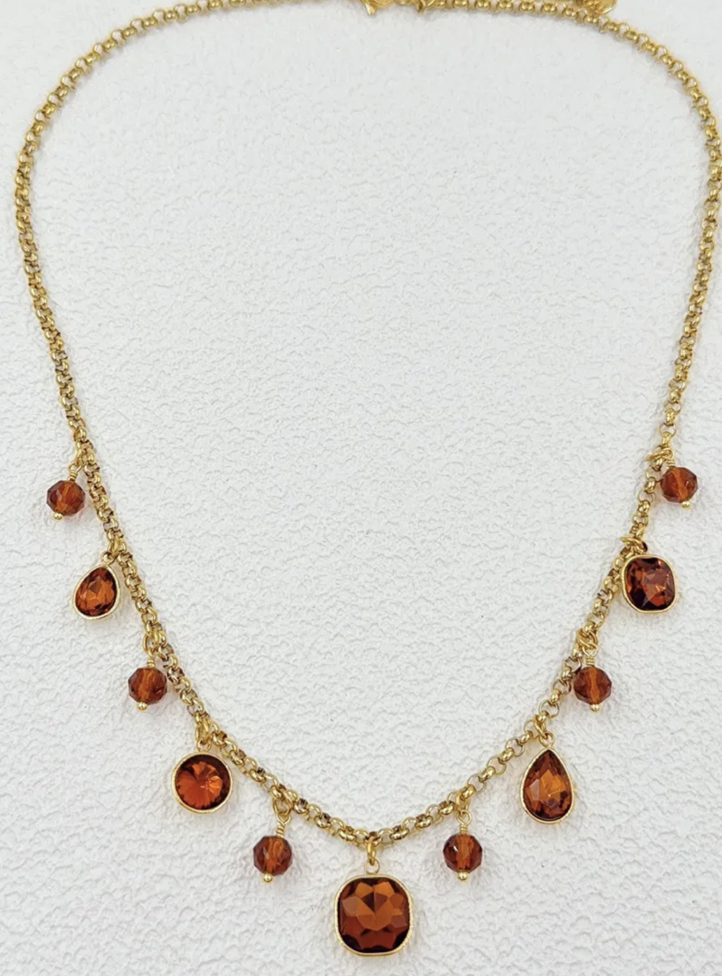 Collier Ravello : Ornements facettés ronds, carrés et en goutte, accompagnés de petites perles