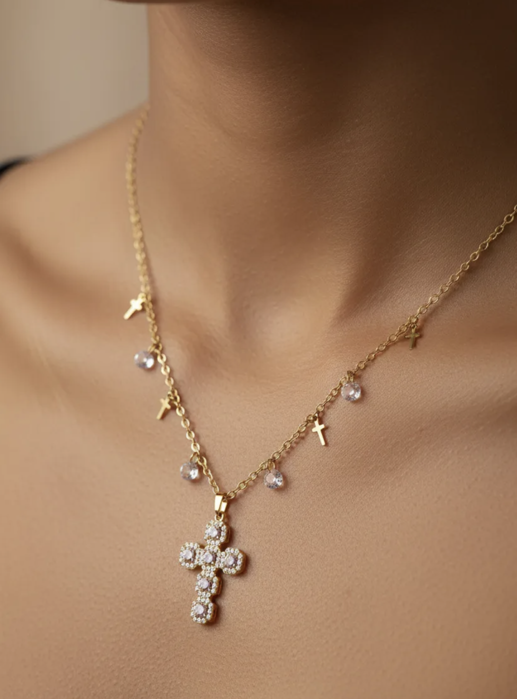 Collier Lucia : Pendentif en croix brillant, petites croix et ornements ronds clairs