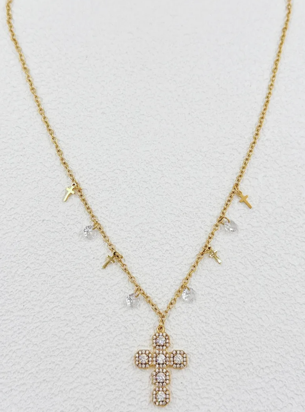 Collier Lucia : Pendentif en croix brillant, petites croix et ornements ronds clairs