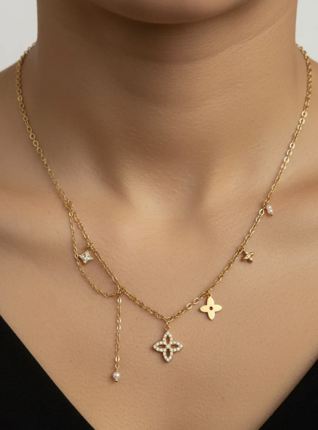 Collier Bellagio : Motifs floraux, détails clairs et chaîne asymétrique avec partie pendante