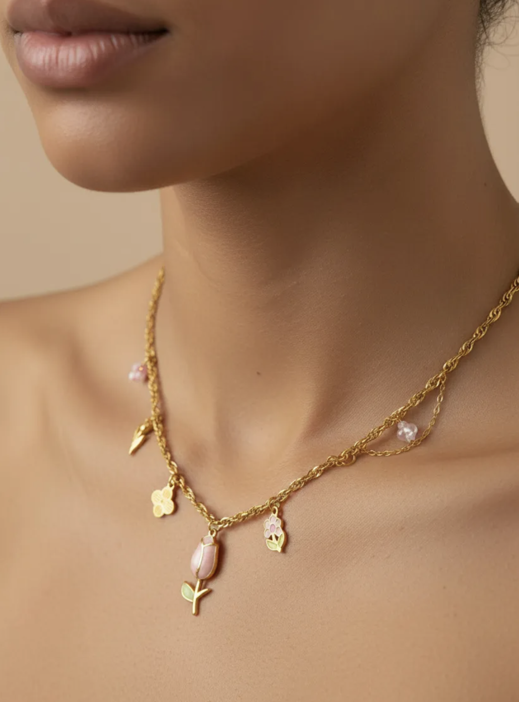 Collier Flora : Breloques florales, tulipe centrale et boucle de chaîne latérale