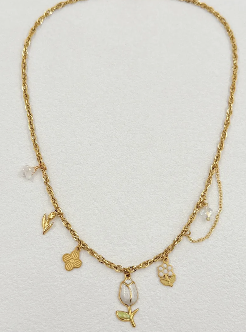 Collier Flora : Breloques florales, tulipe centrale et boucle de chaîne latérale
