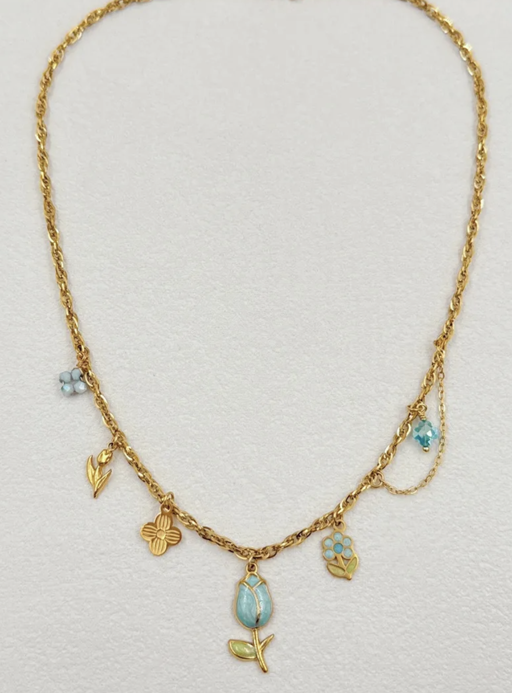 Collier Flora : Breloques florales, tulipe centrale et boucle de chaîne latérale