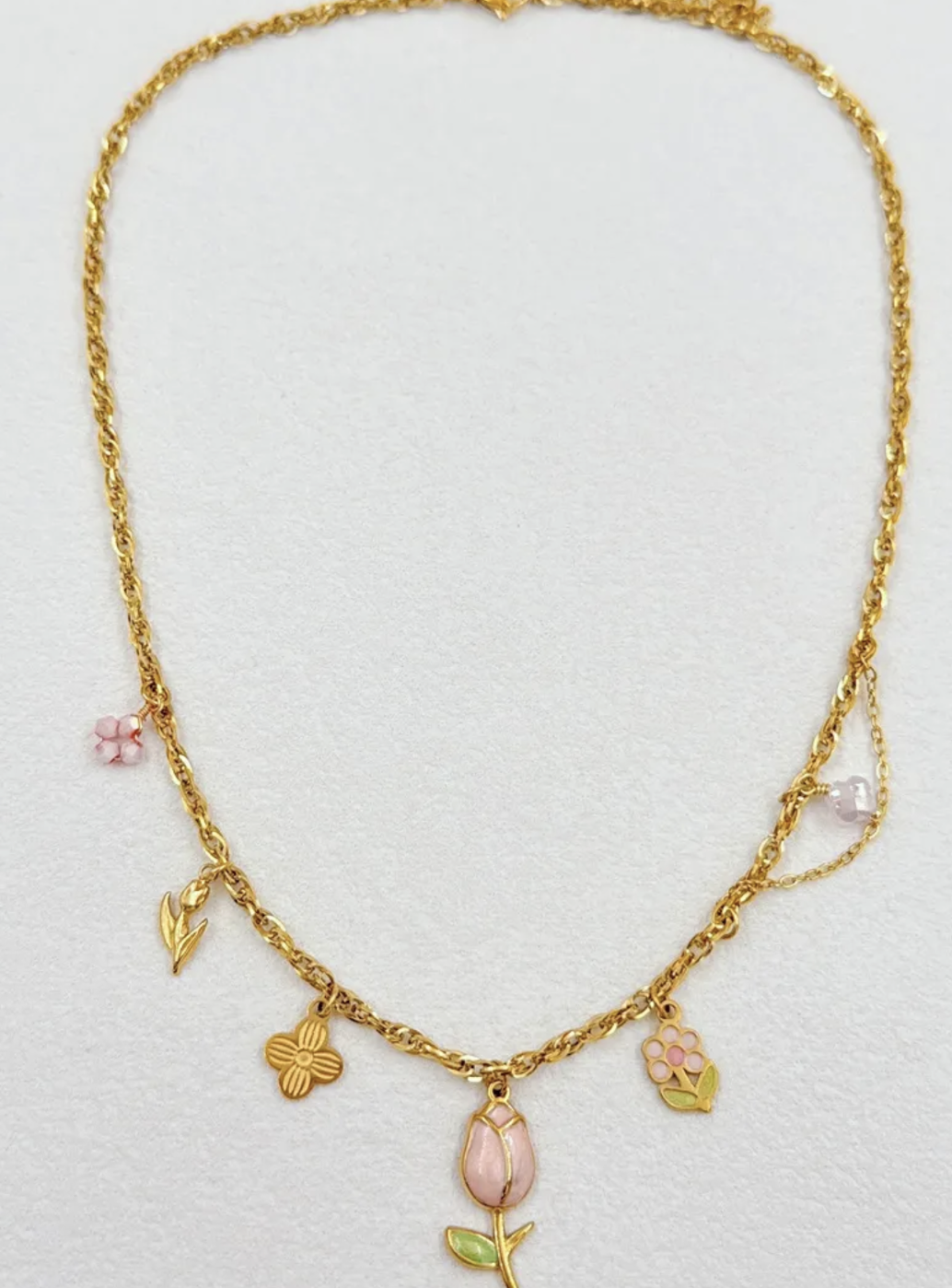 Collier Flora : Breloques florales, tulipe centrale et boucle de chaîne latérale