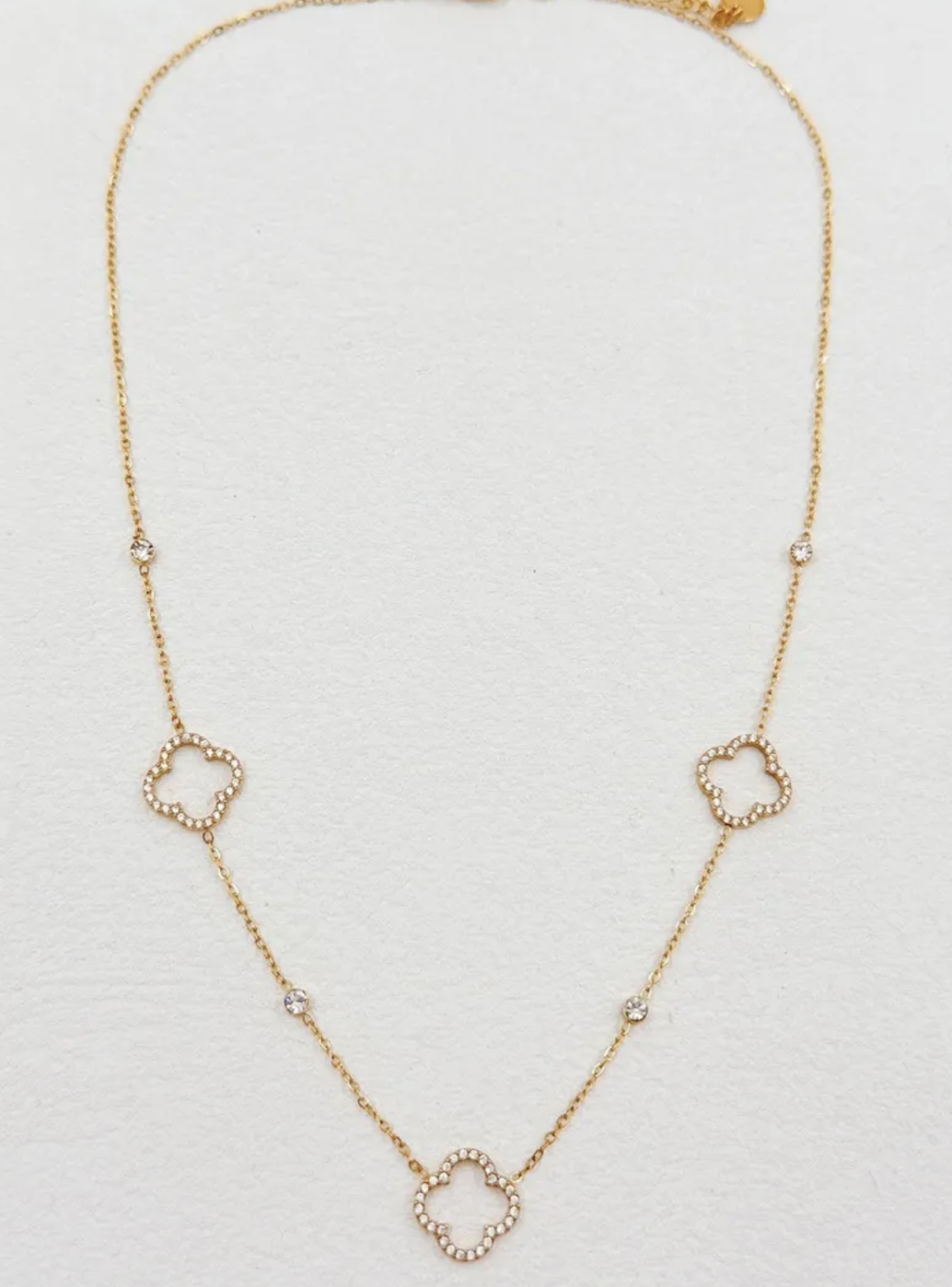 Collier Arezzo : Trois motifs ajourés à quatre pétales et petits détails ronds brillants
