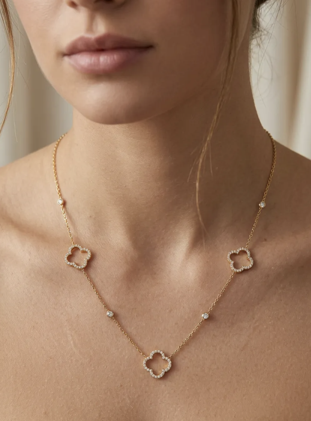Collier Arezzo : Trois motifs ajourés à quatre pétales et petits détails ronds brillants