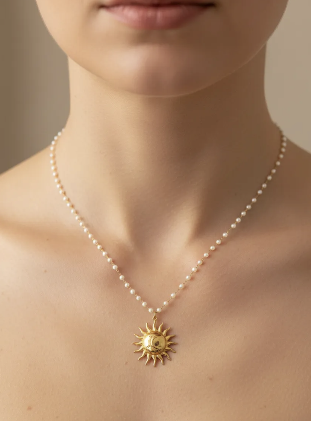 Collier Sole : Pendentif soleil de couleur dorée et petites perles blanches