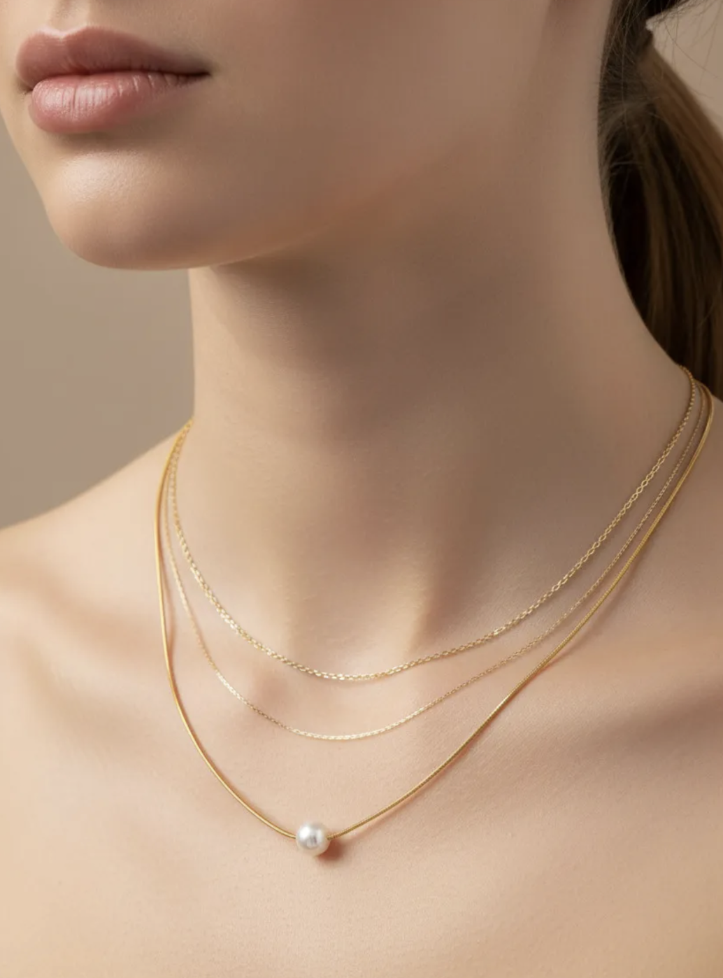 Collier Bianca : Composition à trois rangs avec détail rond blanc sur le rang inférieur