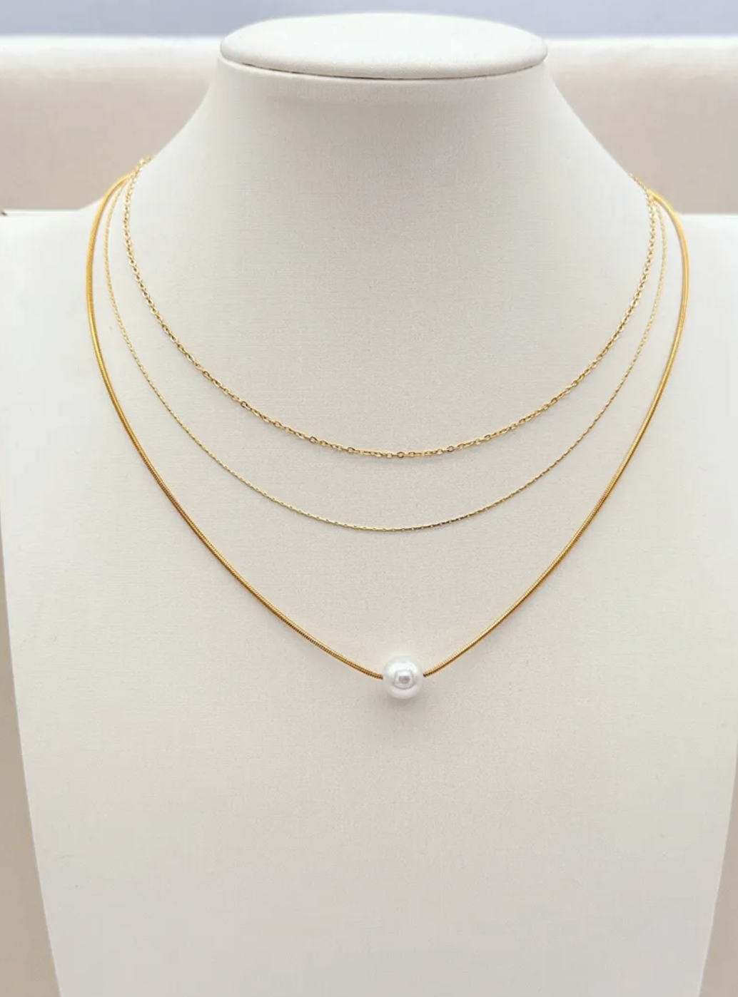 Collier Bianca : Composition à trois rangs avec détail rond blanc sur le rang inférieur