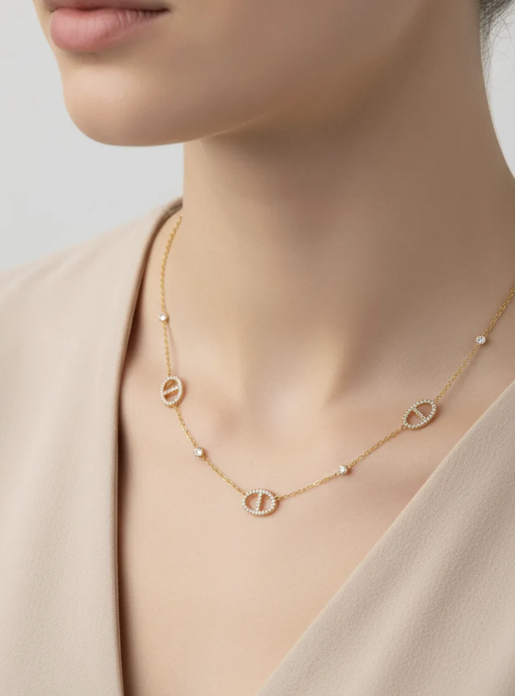 Collier Milano : Trois motifs ovales ajourés traversés d’une barrette et détails brillants