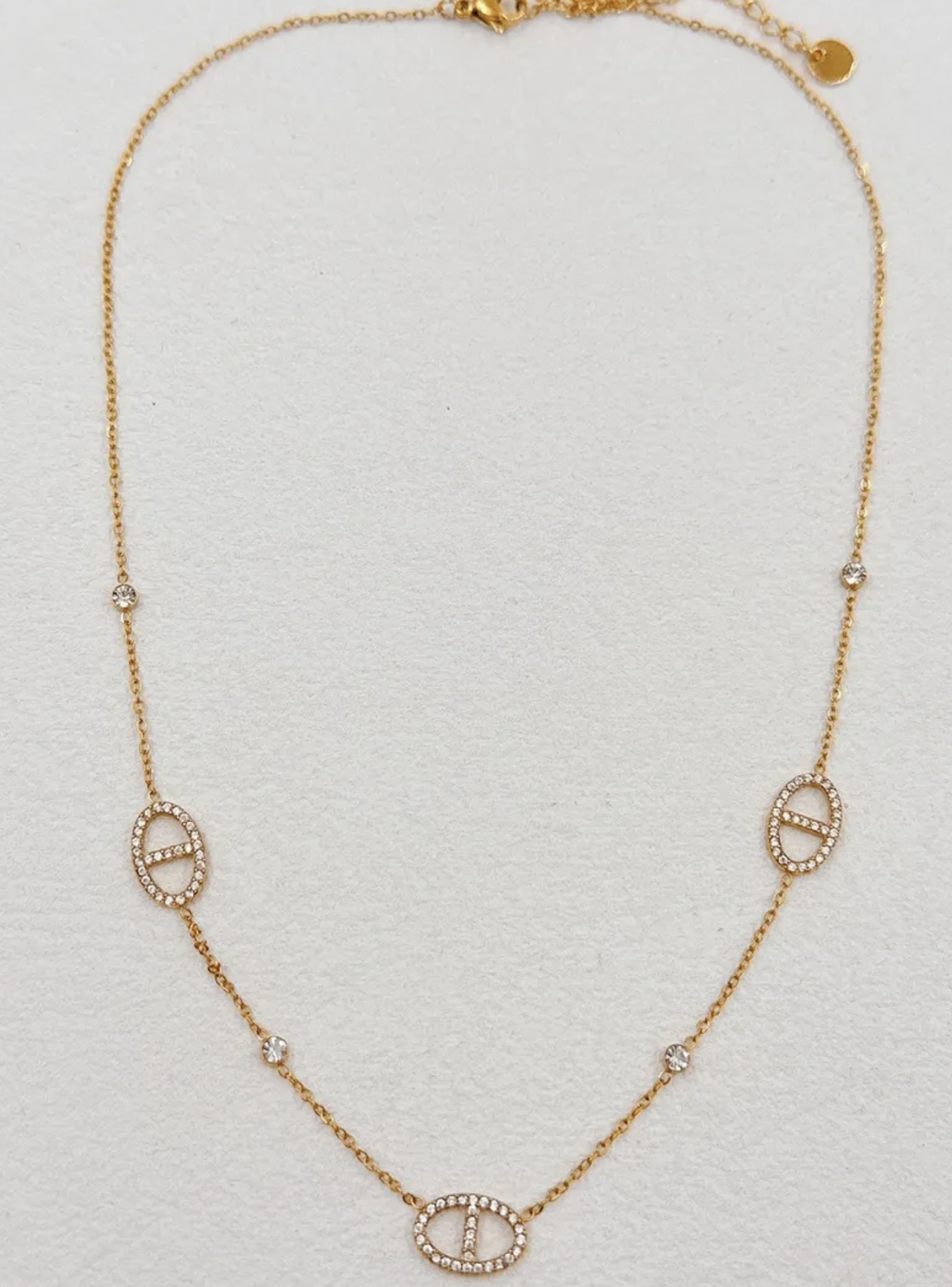 Collier Milano : Trois motifs ovales ajourés traversés d’une barrette et détails brillants