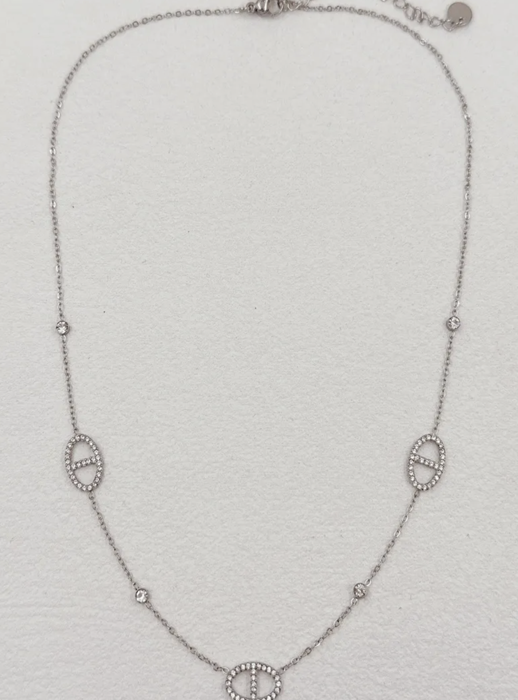 Collier Milano : Trois motifs ovales ajourés traversés d’une barrette et détails brillants